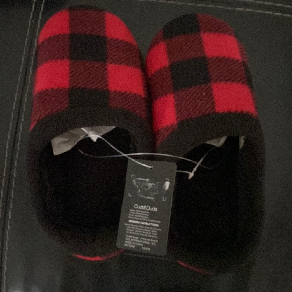 ❤️Cuddl Duds Boys Red & Black Plaid Soft Slippers! Size Large 5-6 NIP